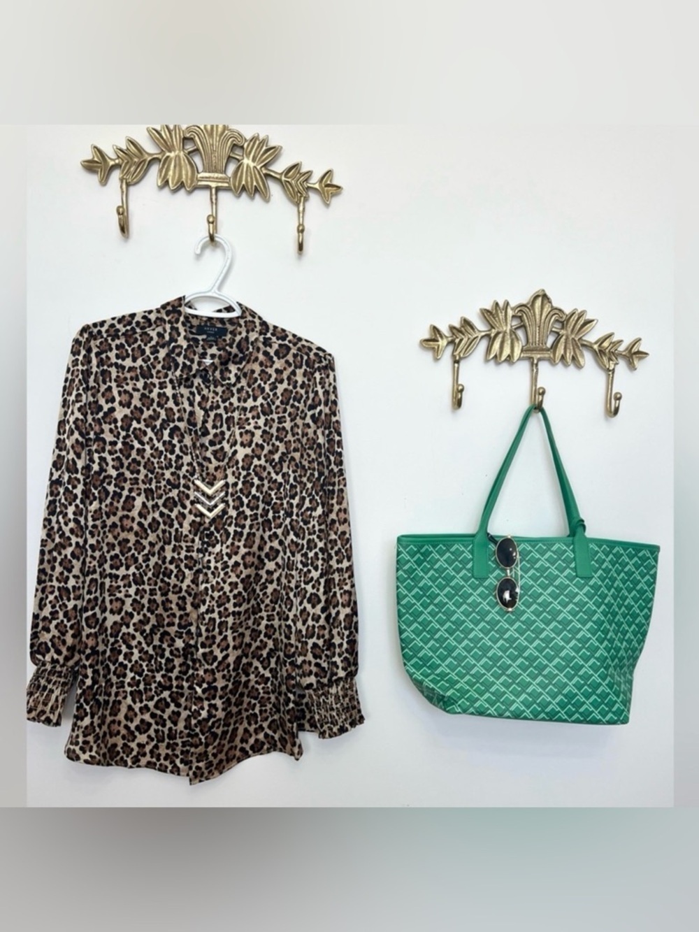 Modern animal print blouse with a balloon style sleeve 2X ptp 26” L 32”